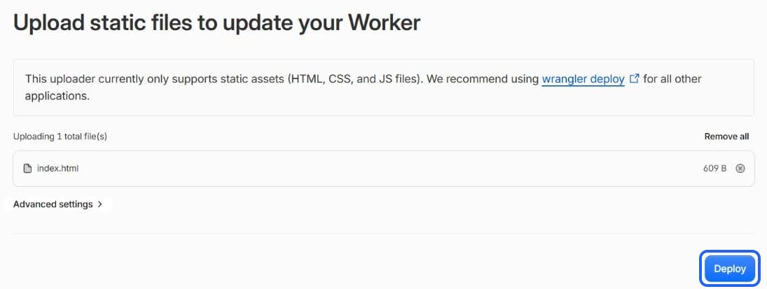 Page « Upload static files to update your Worker » avec le fichier index.html prêt à l’envoi, le lien Advanced settings et le bouton Deploy encadré.
